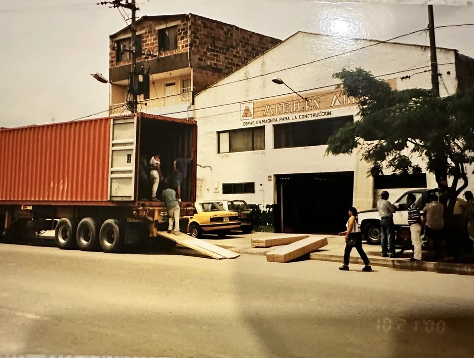 De familiezaak in Colombia, waar meubels worden ingeladen