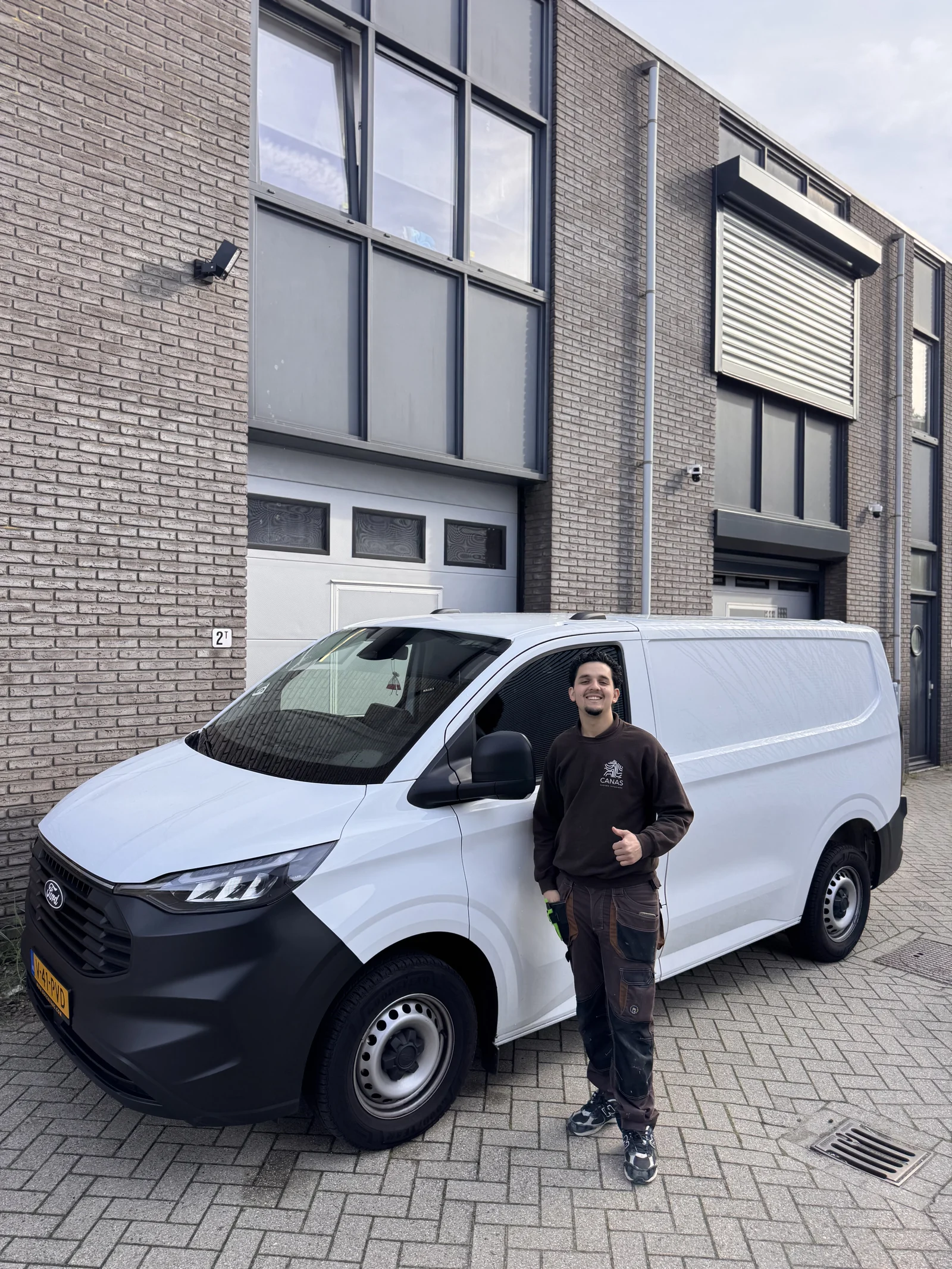 Santiago bij zijn bedrijfsbus voor de werkplaats in Edam