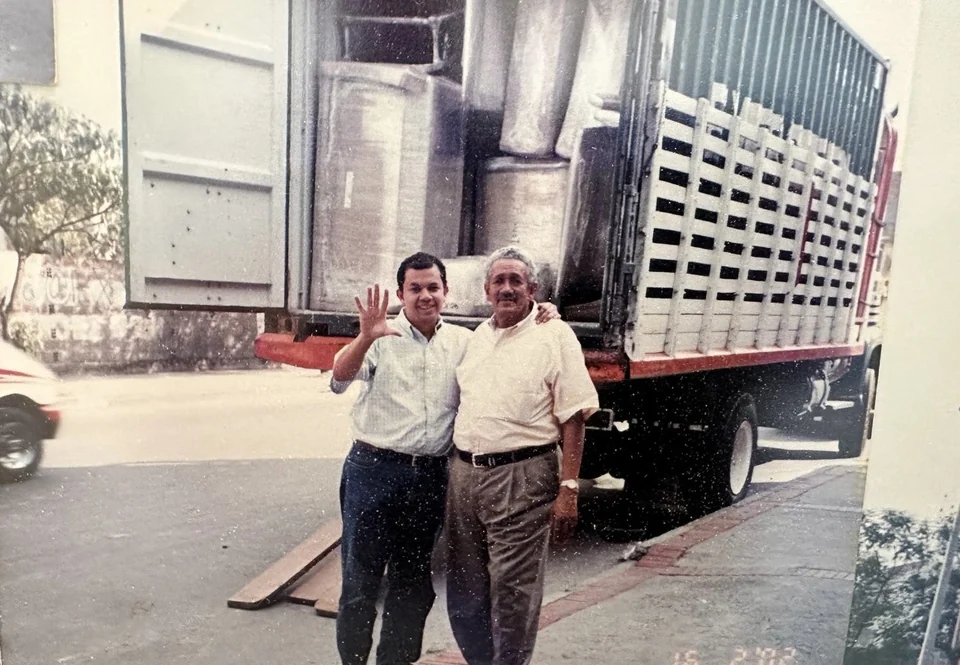 De vader en opa van Santiago samen bij een vrachtwagen in Colombia