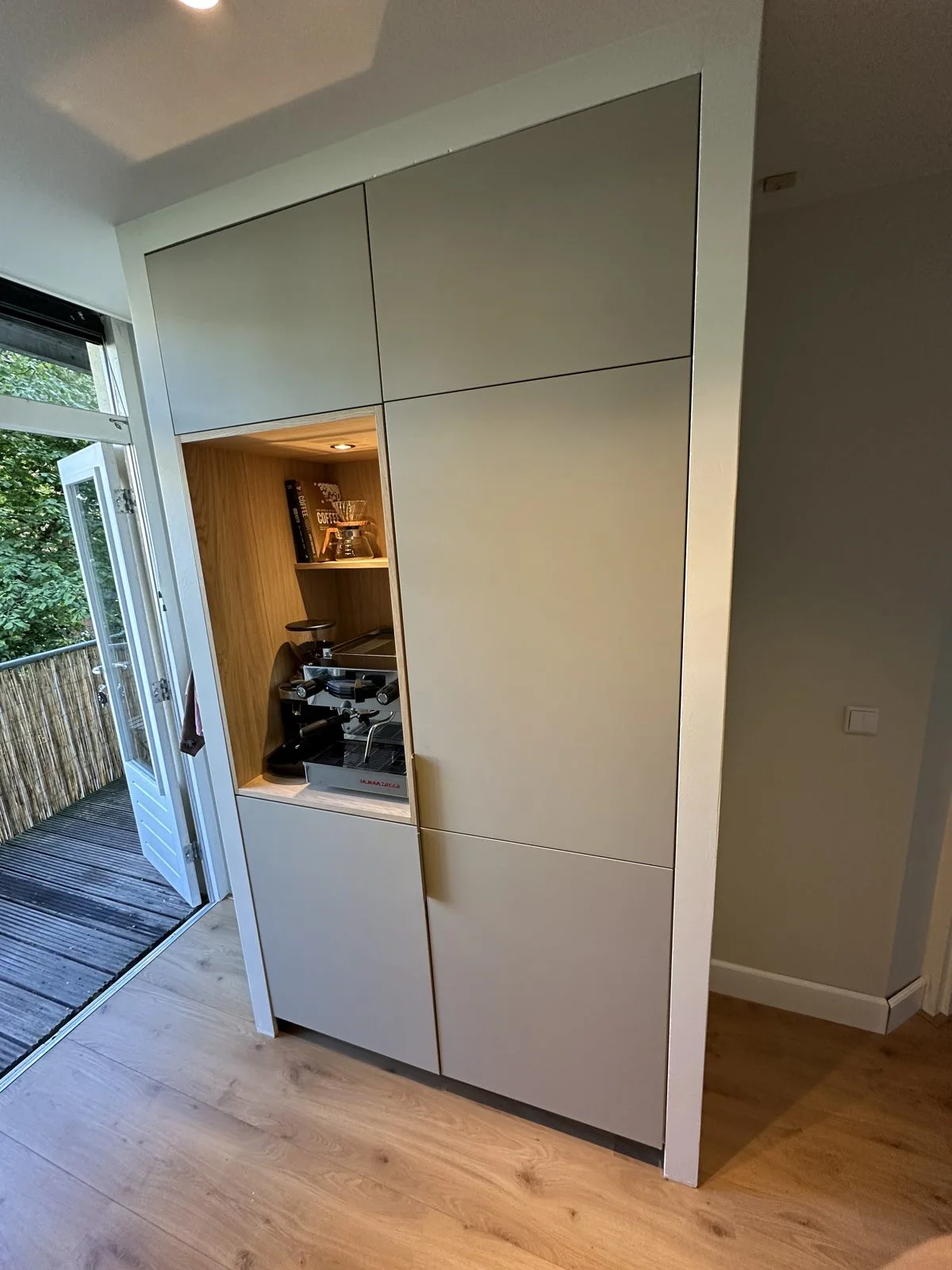 Coffee corner met verlichte nis