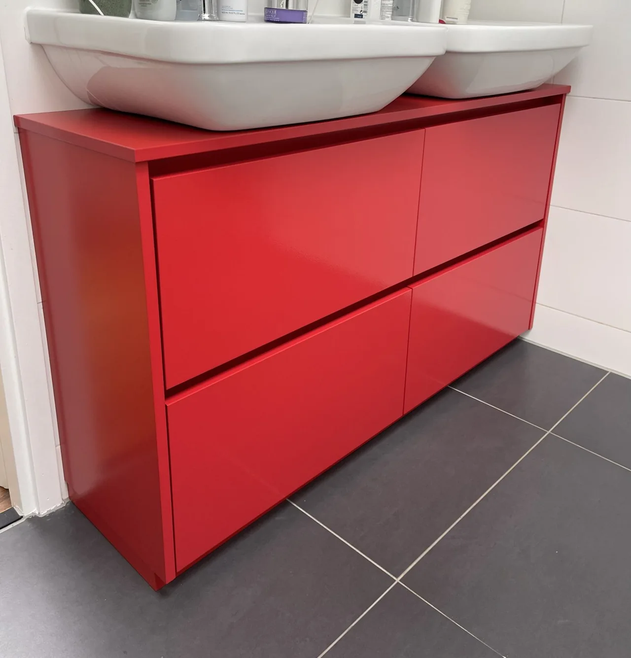 Wastafelmeubel in signaalrood