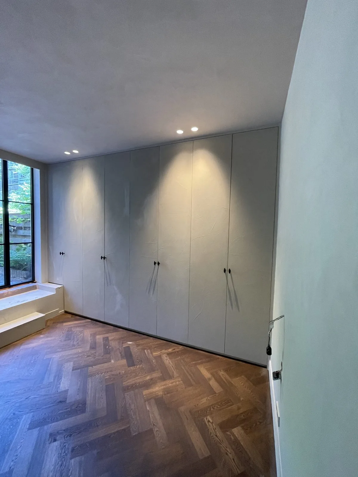Kastenwand langs de slaapkamerwand