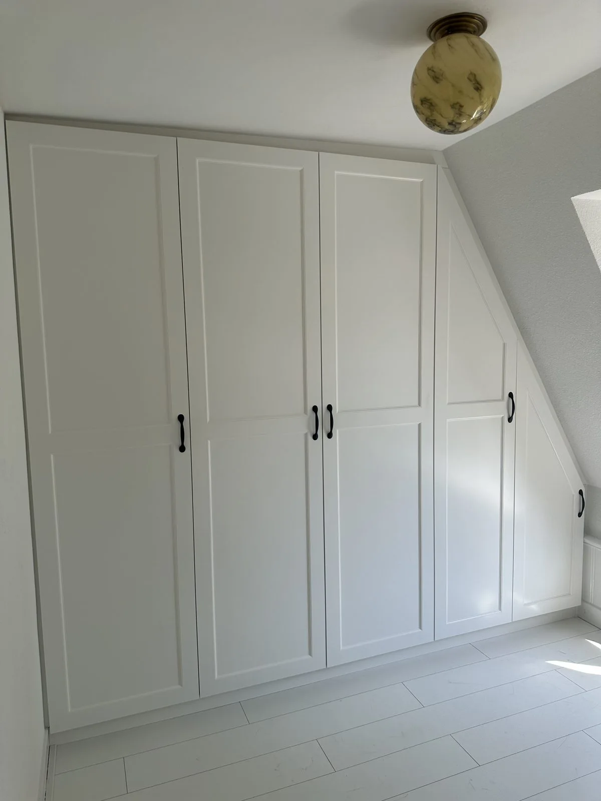 Kastenwand met cv omkasting onder het dak