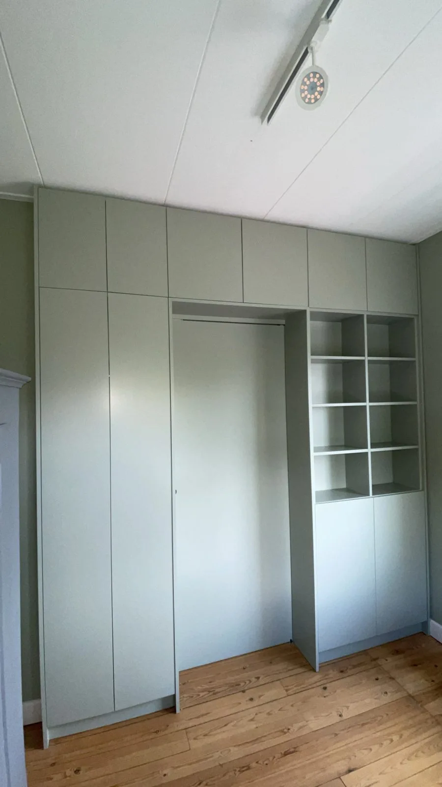 Kastenwand met verborgen doorgang