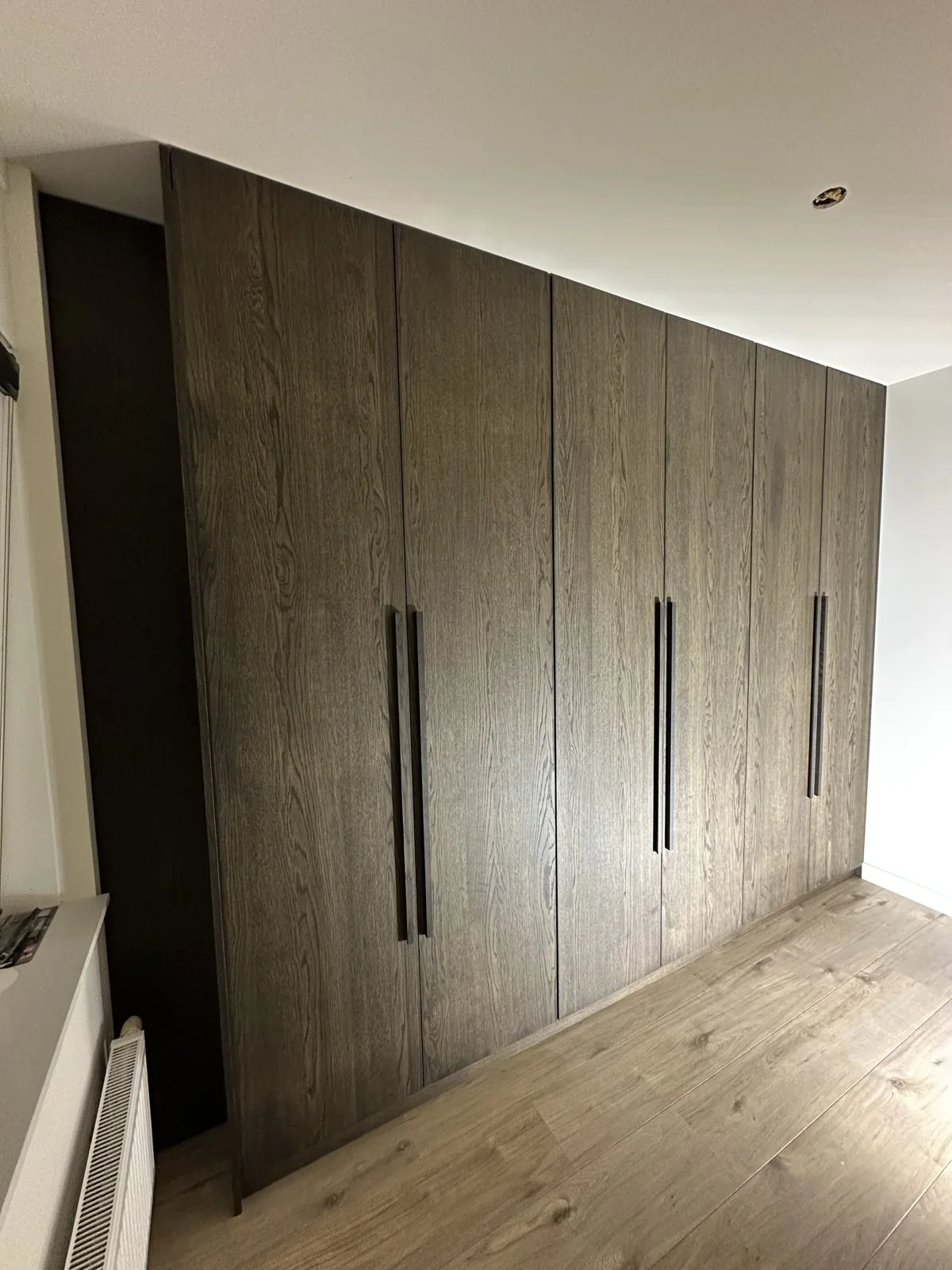 Kledingkast in donker eiken