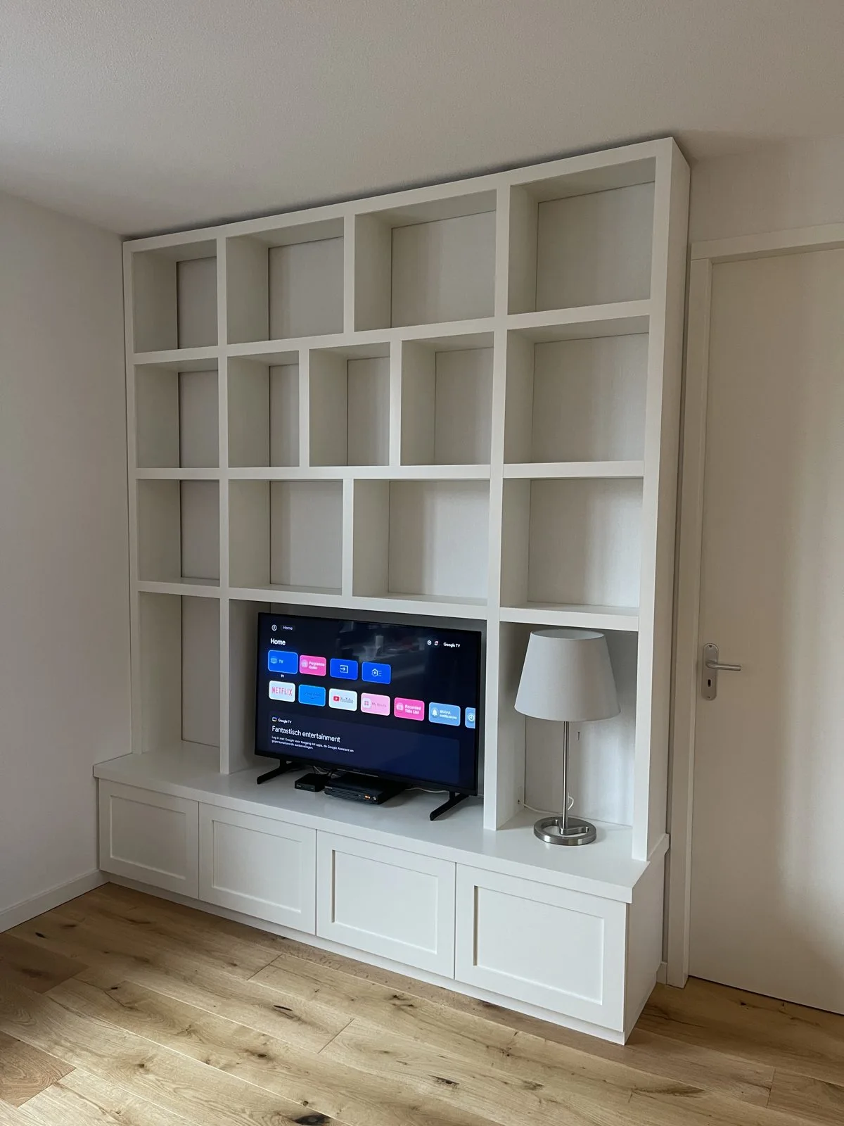 TV wand met vierkante vakken