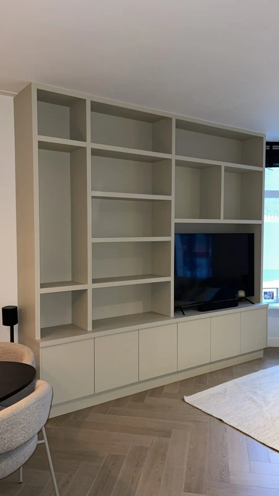 Wandkast met de tv tussen de vakken