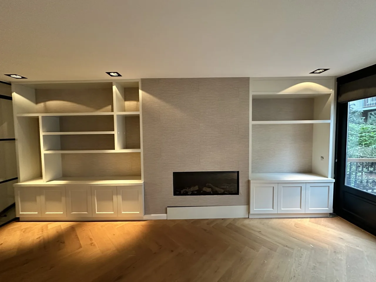 Verlichte kasten naast de haardwand