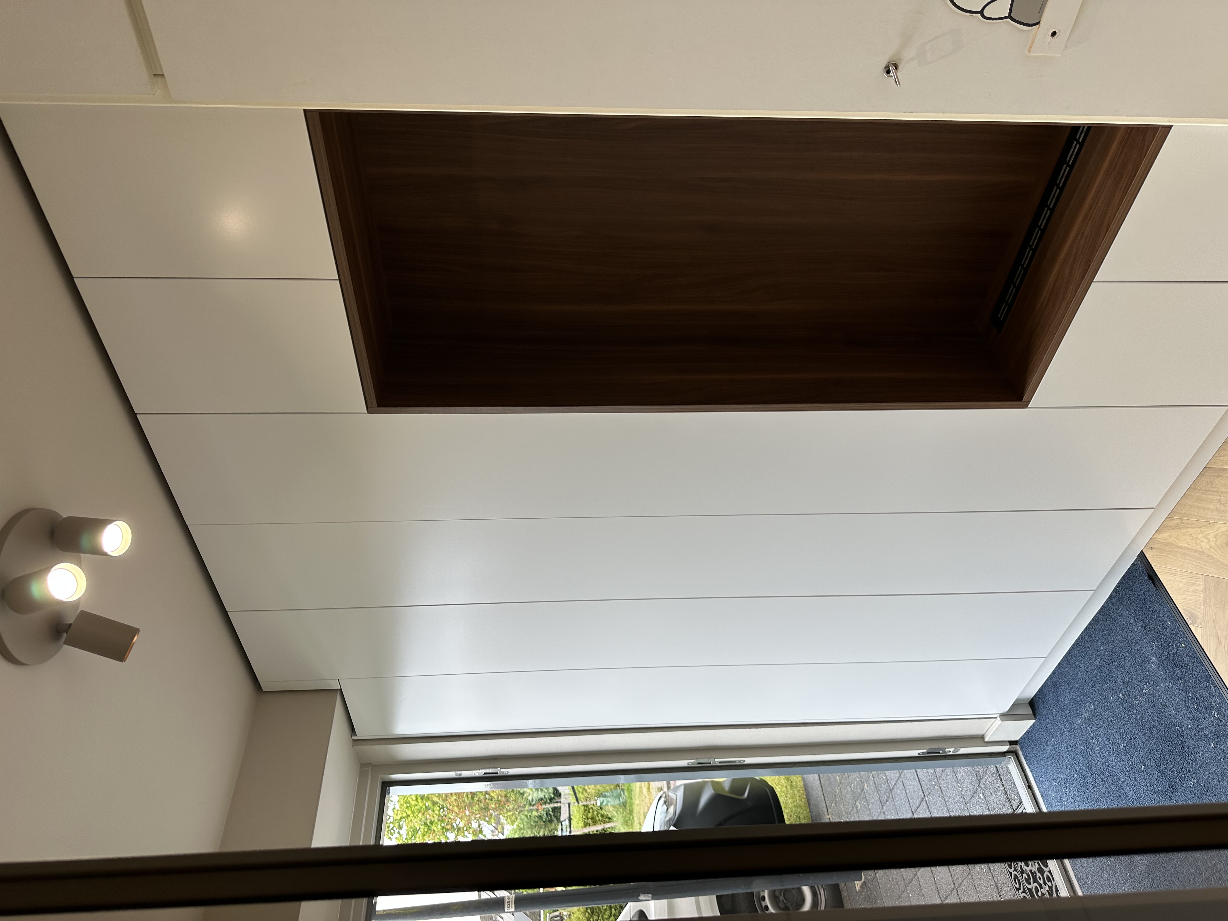 Gerealiseerde witte coffee corner met een donkere houten nis