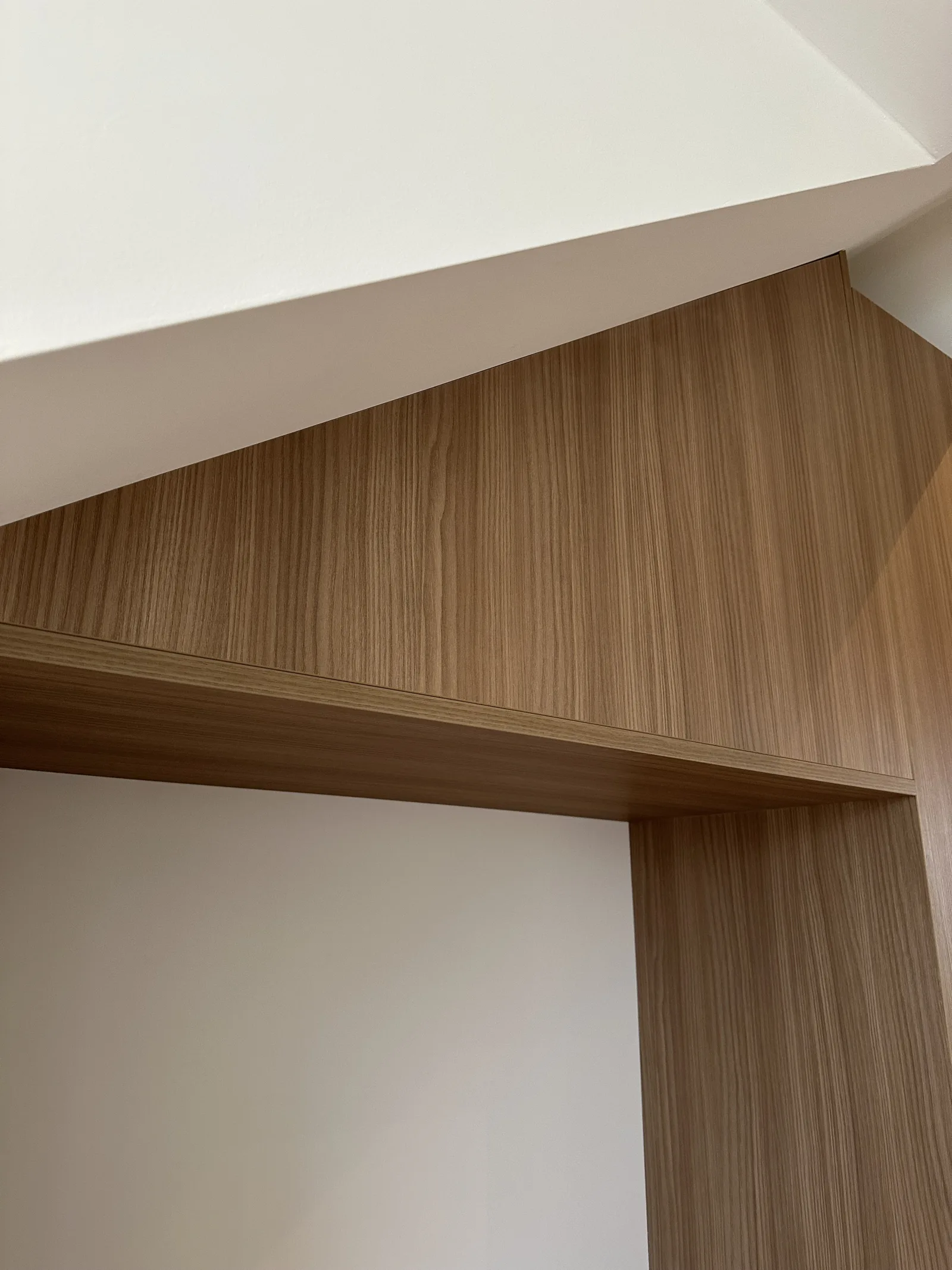 Detail van de aansluiting rond de open nis