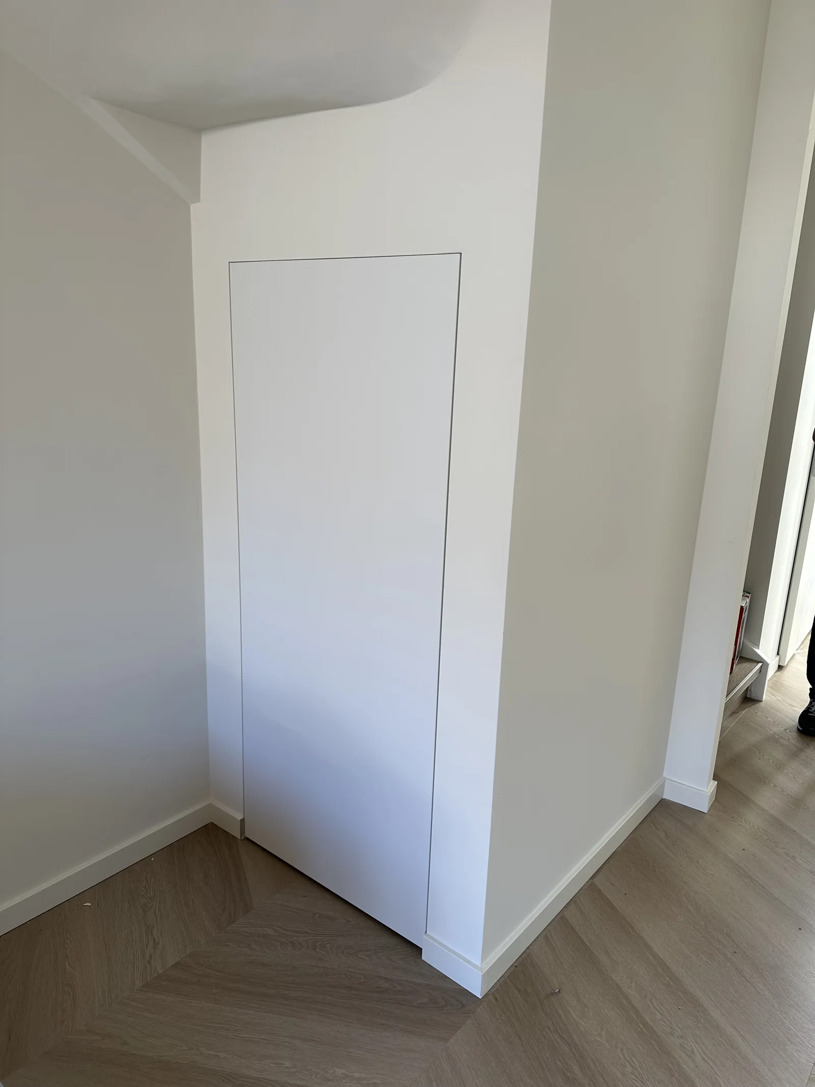 Maatwerk kast bij de trapombouw