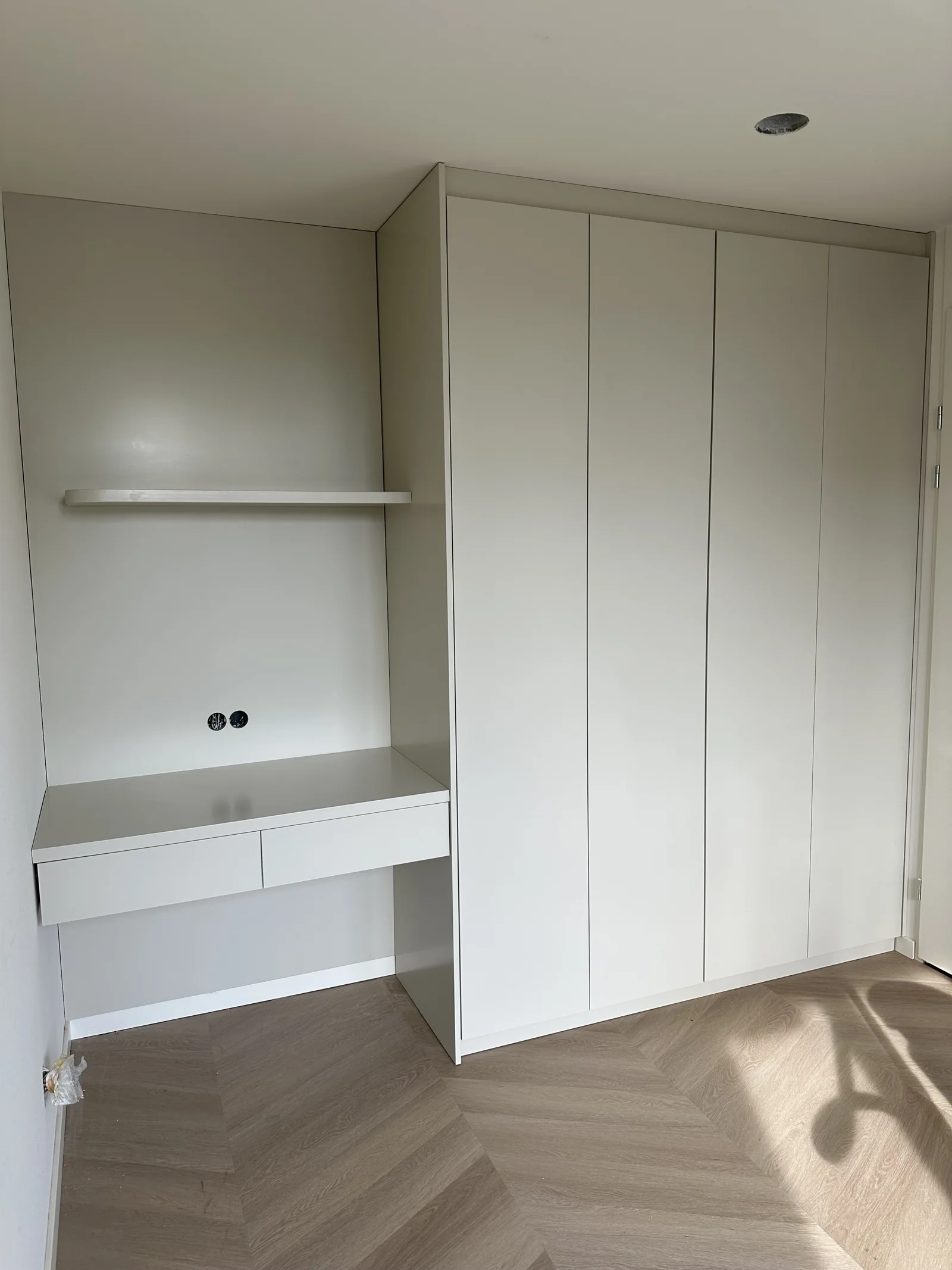 Kinderkamer · kledingkast en bureau