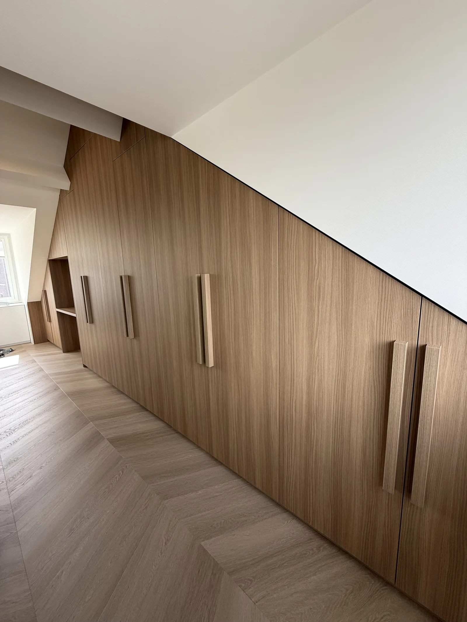 Realisatie · kastenwand onder het schuine dak