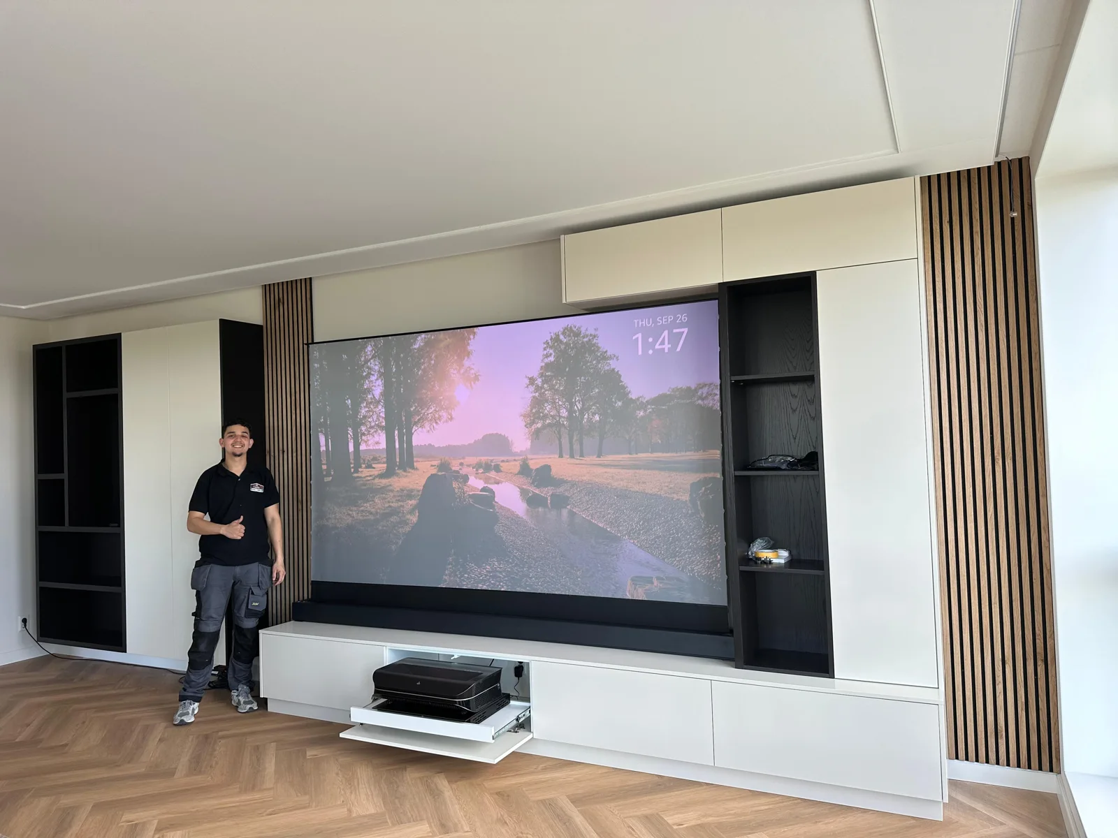 De cinewall met Santiago naast het meubel