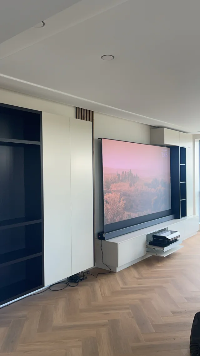 Zicht op de linkerzijde van de cinewall