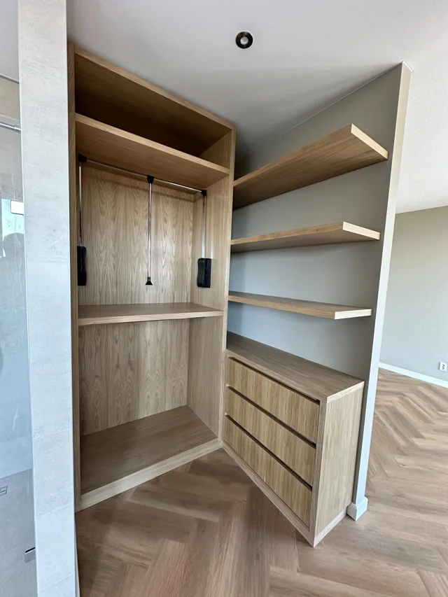 Linkerzijde · laden, planken en hangruimte