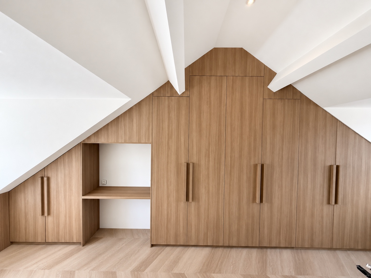 Maatwerk kast onder schuine wanden van Canas Custom Interiors